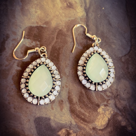 Vintage Jewelry - Vintage Elegant Harriet Stone Tear Drop Earrings